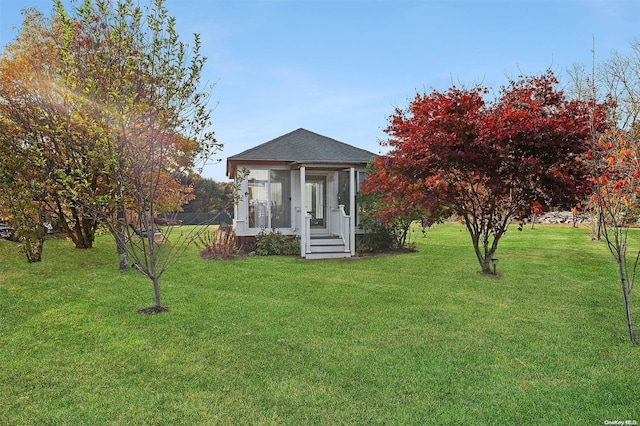 view of front facade featuring a front yard