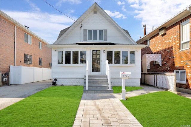 view of front of home featuring a front lawn