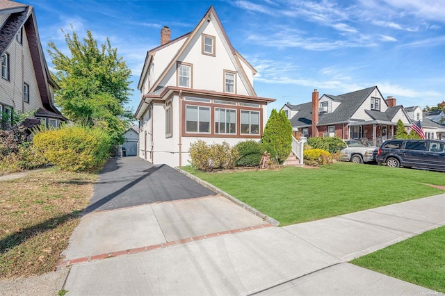 view of front of house featuring a front lawn