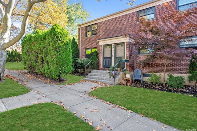 view of front facade with a front lawn