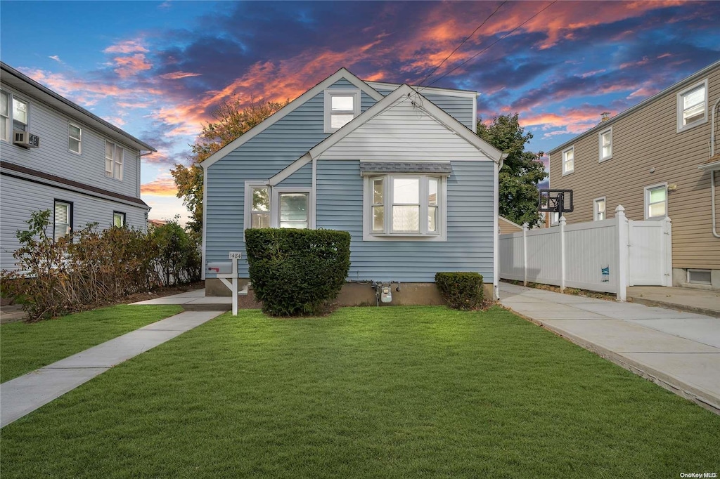 view of front of property featuring a lawn