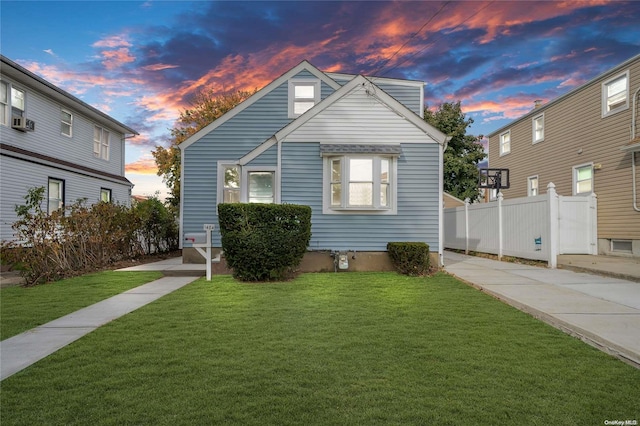 view of front of property featuring a lawn