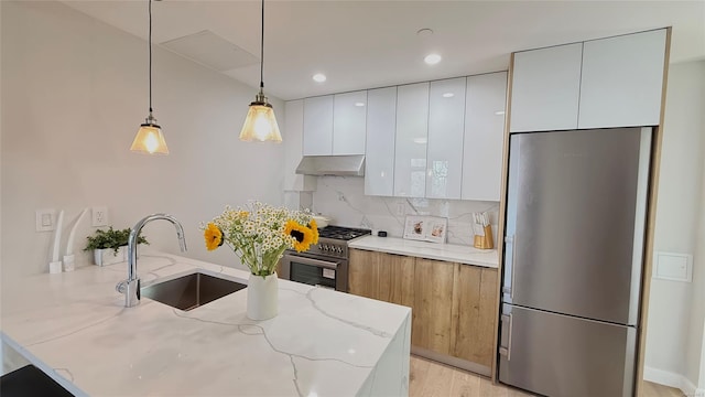 28-09 39th Ave Unit 5A, Long Island City, NY 11101 - kitchen with stainless steel appliances, a sink, under cabinet range hood, modern cabinets, and recessed lighting