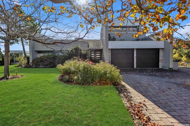 view of front facade featuring a front lawn