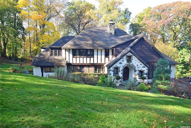 view of front facade with a front yard