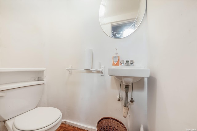 bathroom with toilet and parquet floors