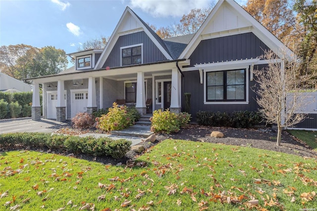 view of front of property featuring a porch and a front yard