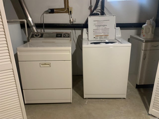 laundry room with washing machine and dryer