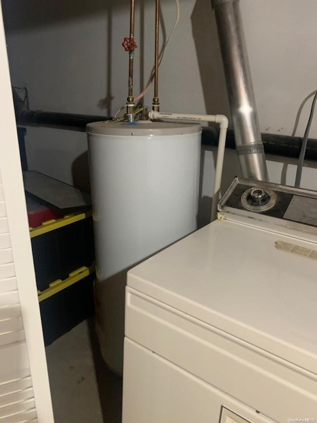 utility room with washer / clothes dryer and water heater