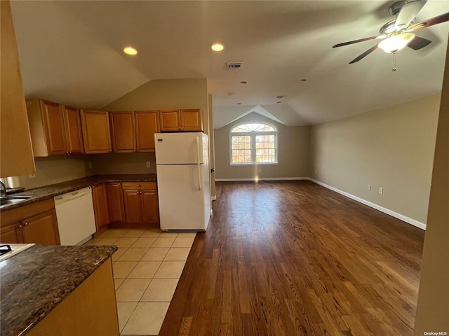 kitchen featuring white appliances, sink, vaulted ceiling, light hardwood / wood-style flooring, and ceiling fan