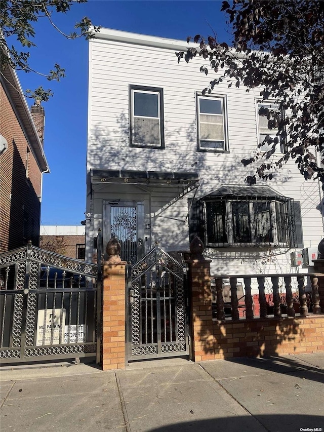 multi unit property featuring a gate and a fenced front yard