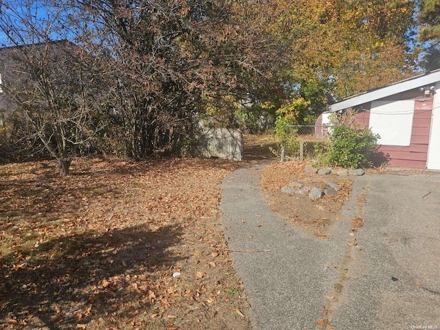 Listing photo 2 for 17 Pine Rd, Amityville NY 11701