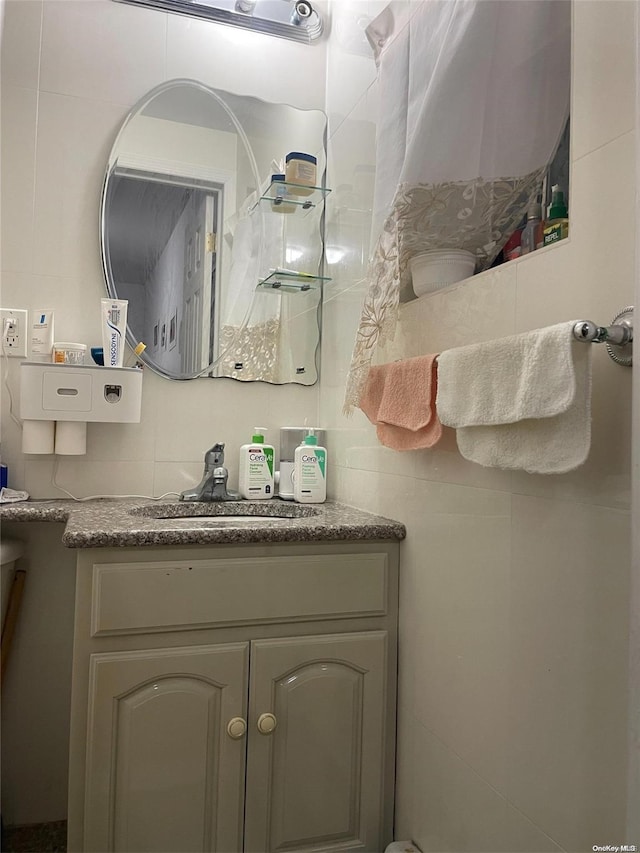 bathroom with vanity and decorative backsplash