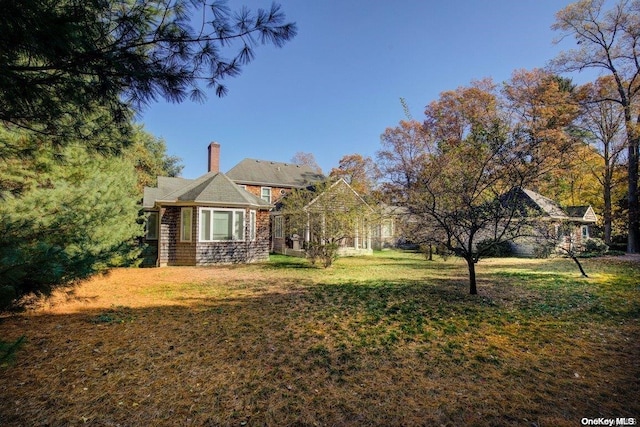 view of front of property featuring a front yard