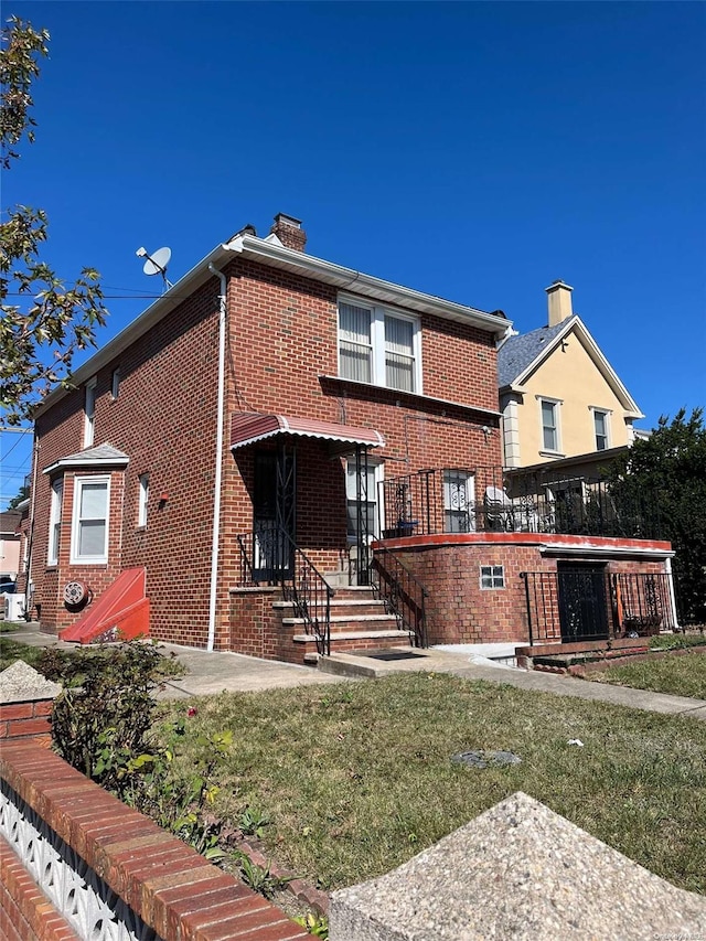 view of front of home featuring a front lawn