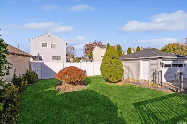 view of yard featuring an outbuilding