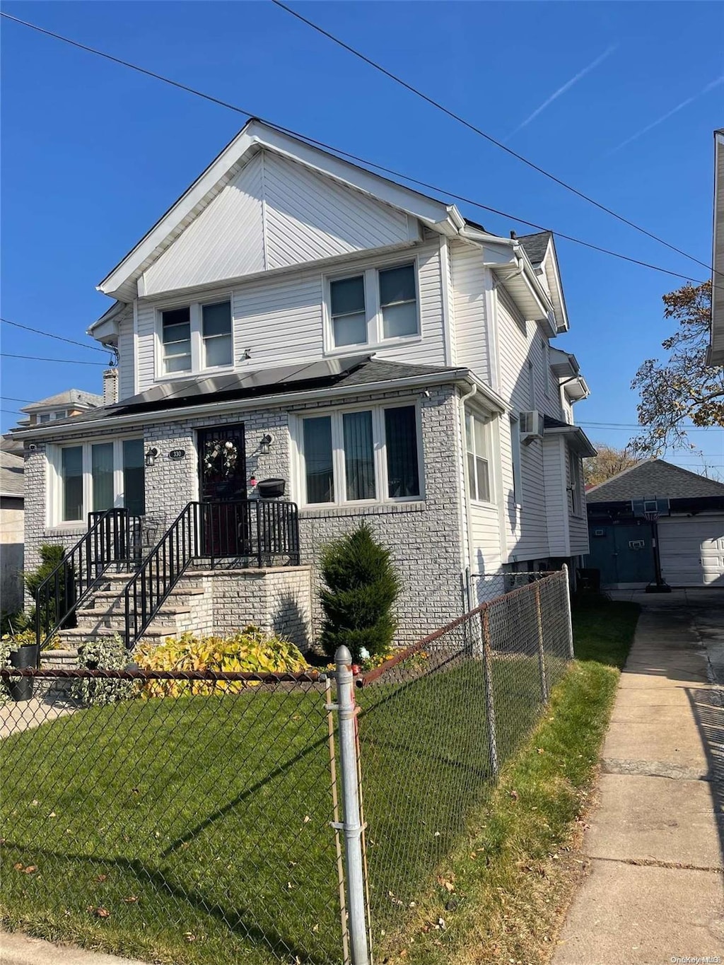 view of front of property featuring a front yard