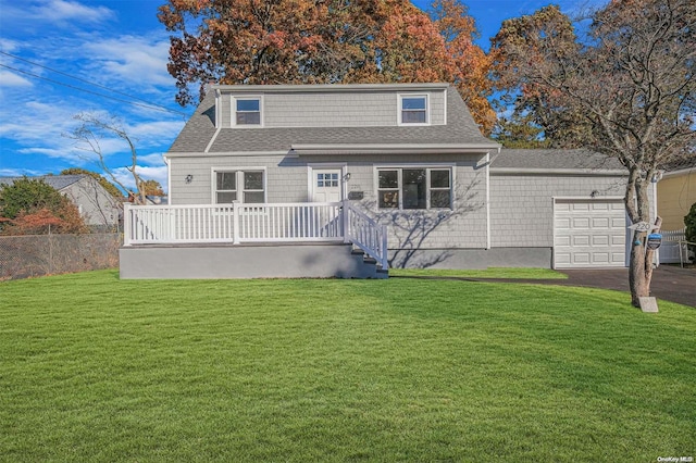 view of front of property featuring a front lawn and a garage