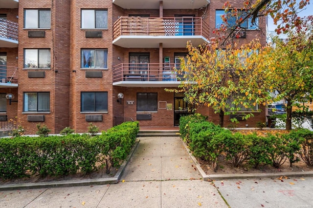 Listing photo 2 for 119-40 Metropolitan Ave Unit C1, Kew Gardens NY 11415