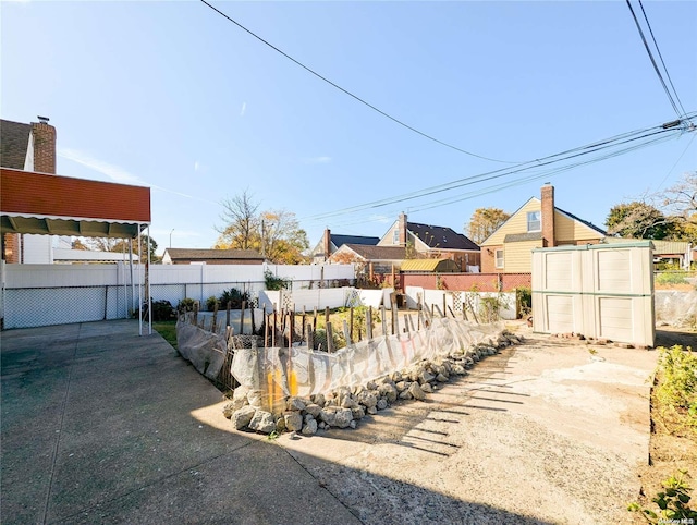 view of yard featuring a storage unit