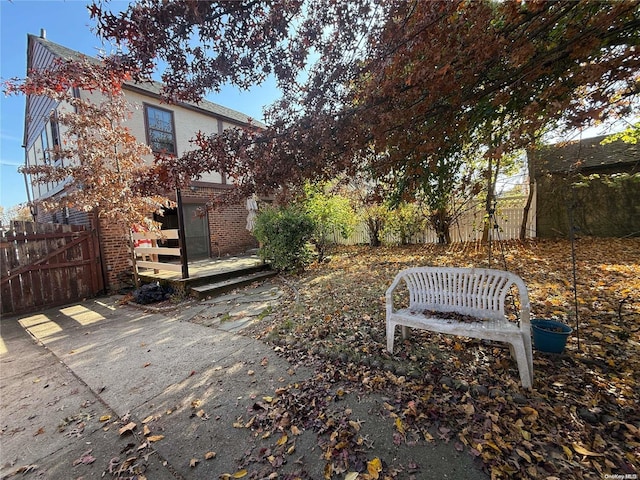 view of yard featuring a patio