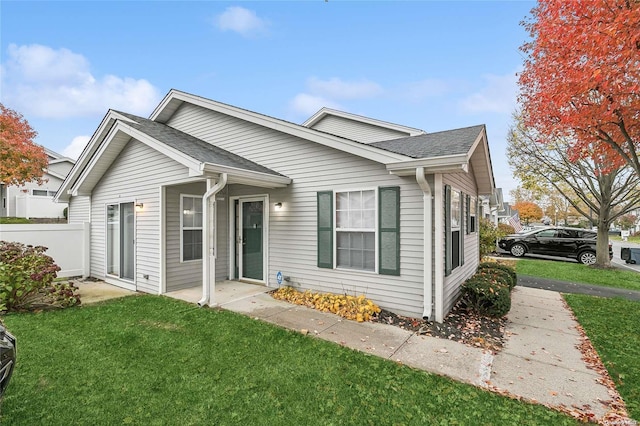 view of front of home featuring a front lawn