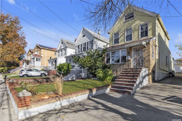 view of front facade featuring a front yard