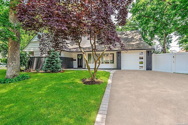 view of front of home featuring a front yard and a garage