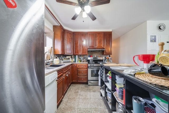 kitchen with tasteful backsplash, ceiling fan, sink, and stainless steel appliances