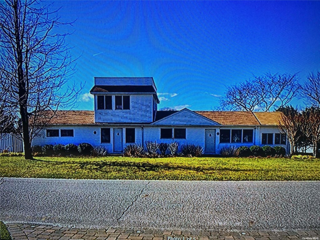 view of front of home featuring a front yard