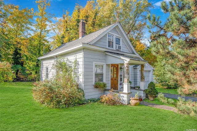 view of front of house featuring a front lawn