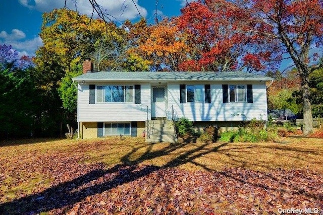 view of front facade with a front lawn