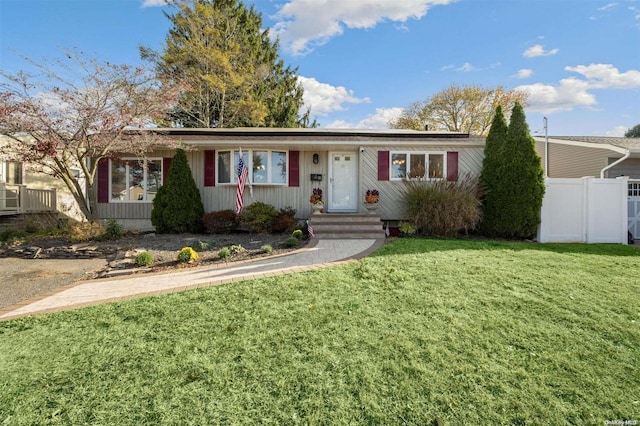 single story home with a front lawn