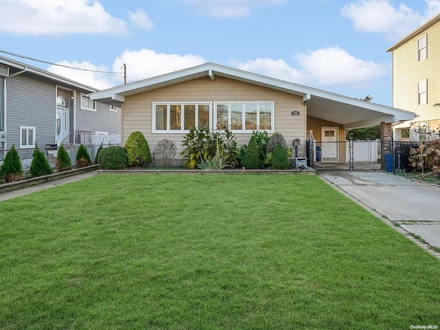 view of front of home featuring a front yard and a carport