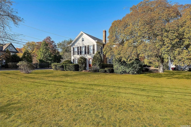 view of front of property featuring a front lawn