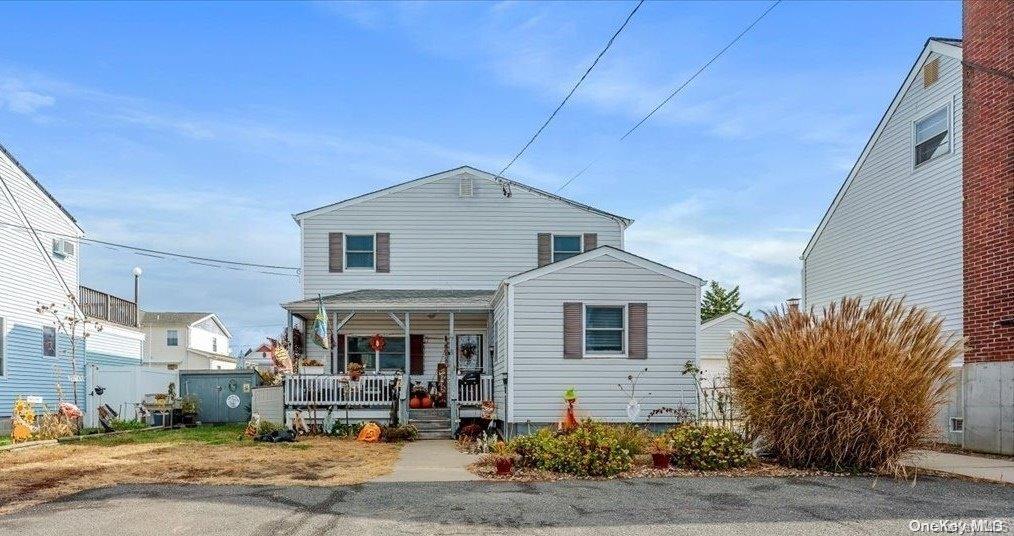 718 S 9th St, Lindenhurst, NY 11757 - view of front of house featuring a porch