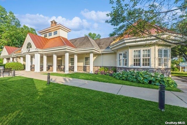 view of front of house with a front lawn