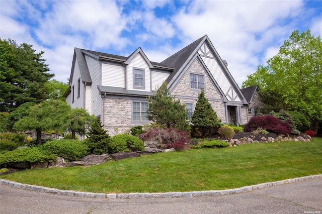 view of front of property featuring a front yard