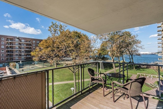 Listing photo 3 for 166-25 Powells Cove Blvd Unit 3F, Beechhurst NY 11357