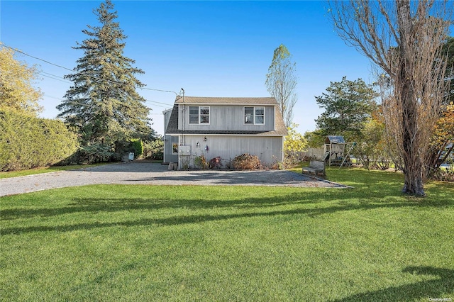 view of front facade featuring a front yard