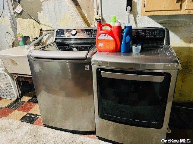 interior details with carpet and washing machine and dryer