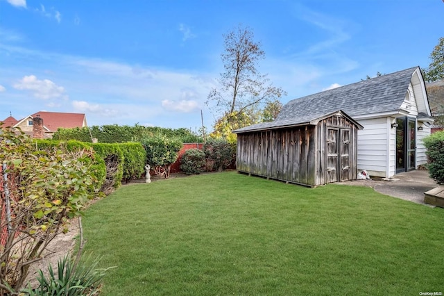 view of yard with a storage unit