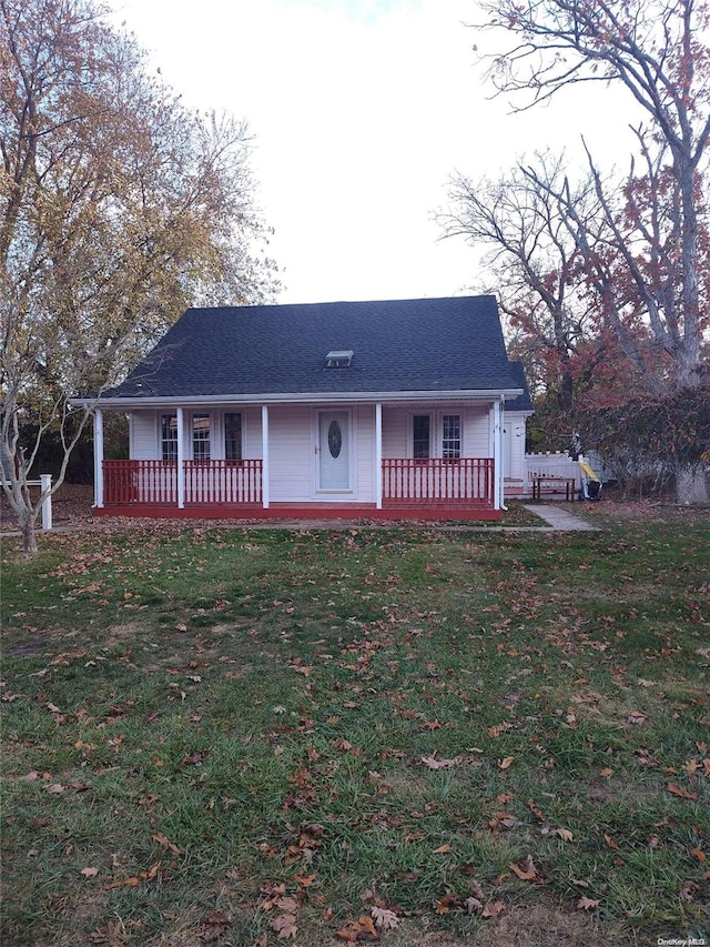 view of front facade featuring a front yard