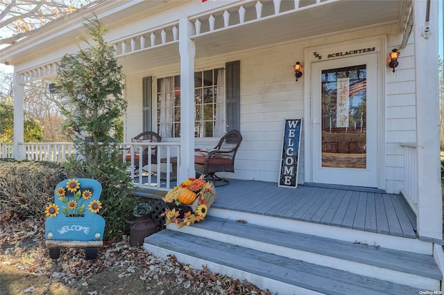 property entrance featuring a porch