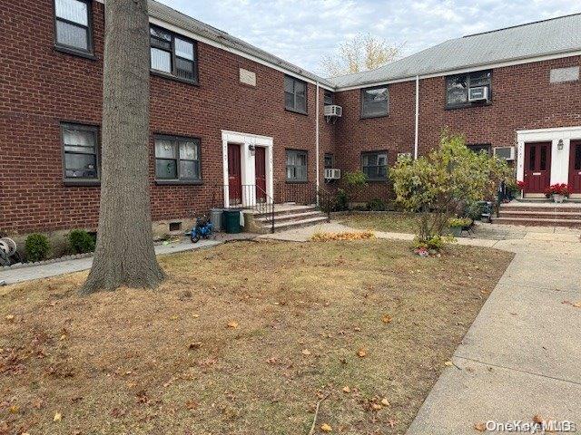 view of front facade with a front yard