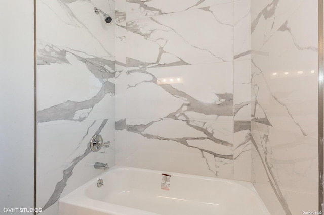 bathroom featuring tiled shower / bath