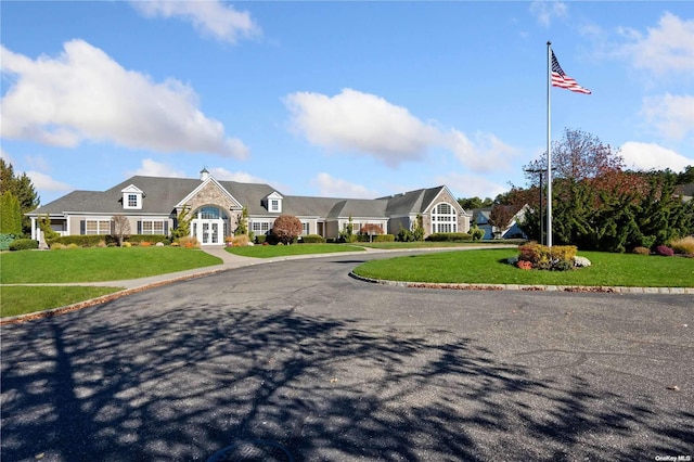 view of front facade with a front lawn