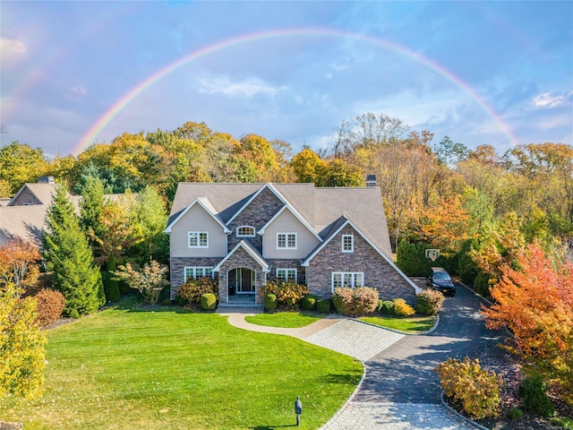 view of front of property featuring a front yard