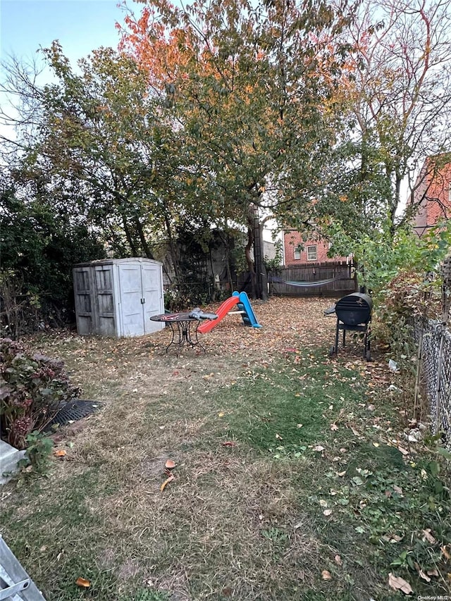 view of yard featuring a fire pit