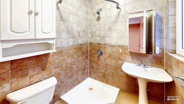 bathroom featuring toilet, tile walls, backsplash, and tiled shower